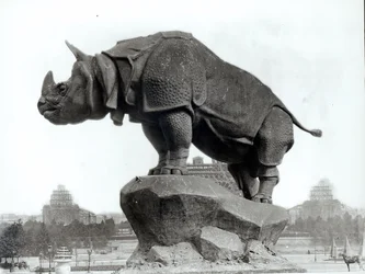 Nashorn, 1878, von Alfred Jacquemart vor dem Trocadero-Palast, Paris, 1888